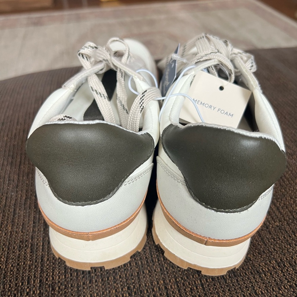 Universal Thread Sneaker - Picture 4 of 5